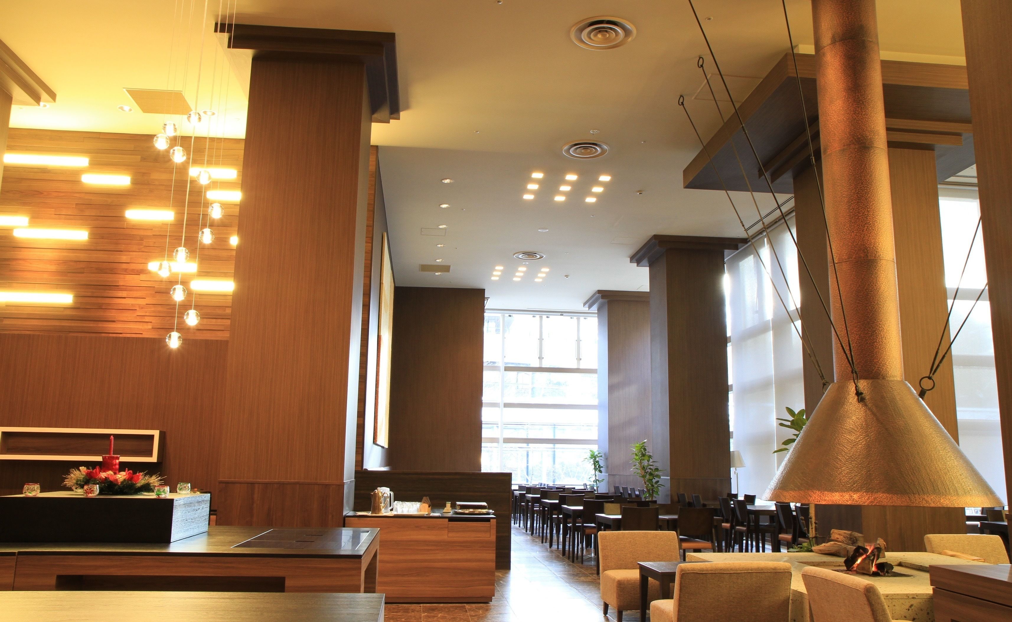 Eine geräumige Lobby mit einer Rezeption, einer Sitzecke und großen Fenstern für natürliches Licht.