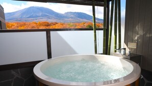 A hot tub with a view of autumn foliage and mountains. - Karuizawa Club Hotel Karuizawa 1130 / Hewitt Resort (Tsumagoi)