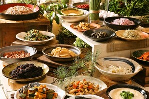 Daily buffet breakfast (JPY 2200 per person)