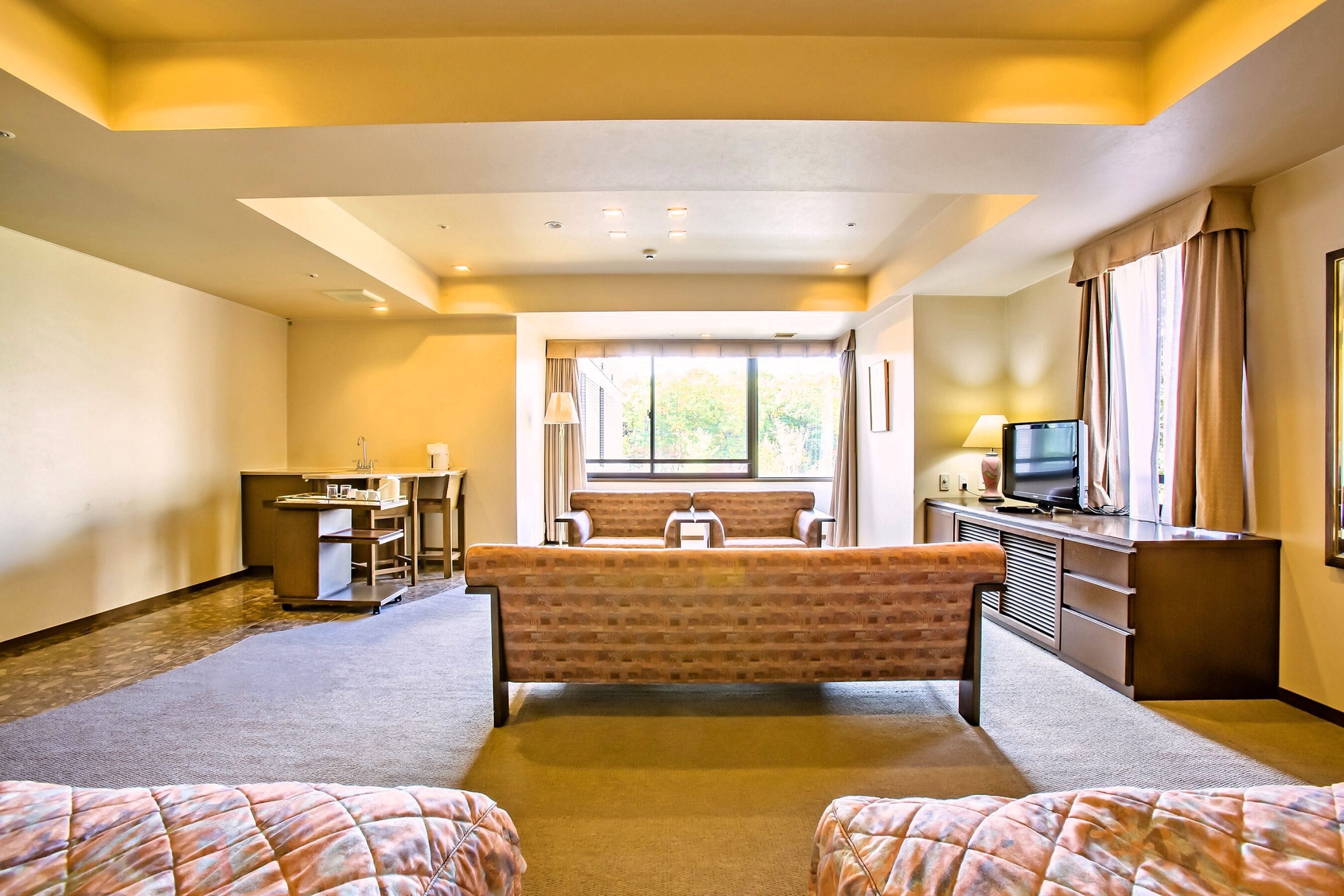 Habitación superior con 2 camas individuales, varias camas | Caja fuerte, cortinas opacas, tabla de planchar con plancha