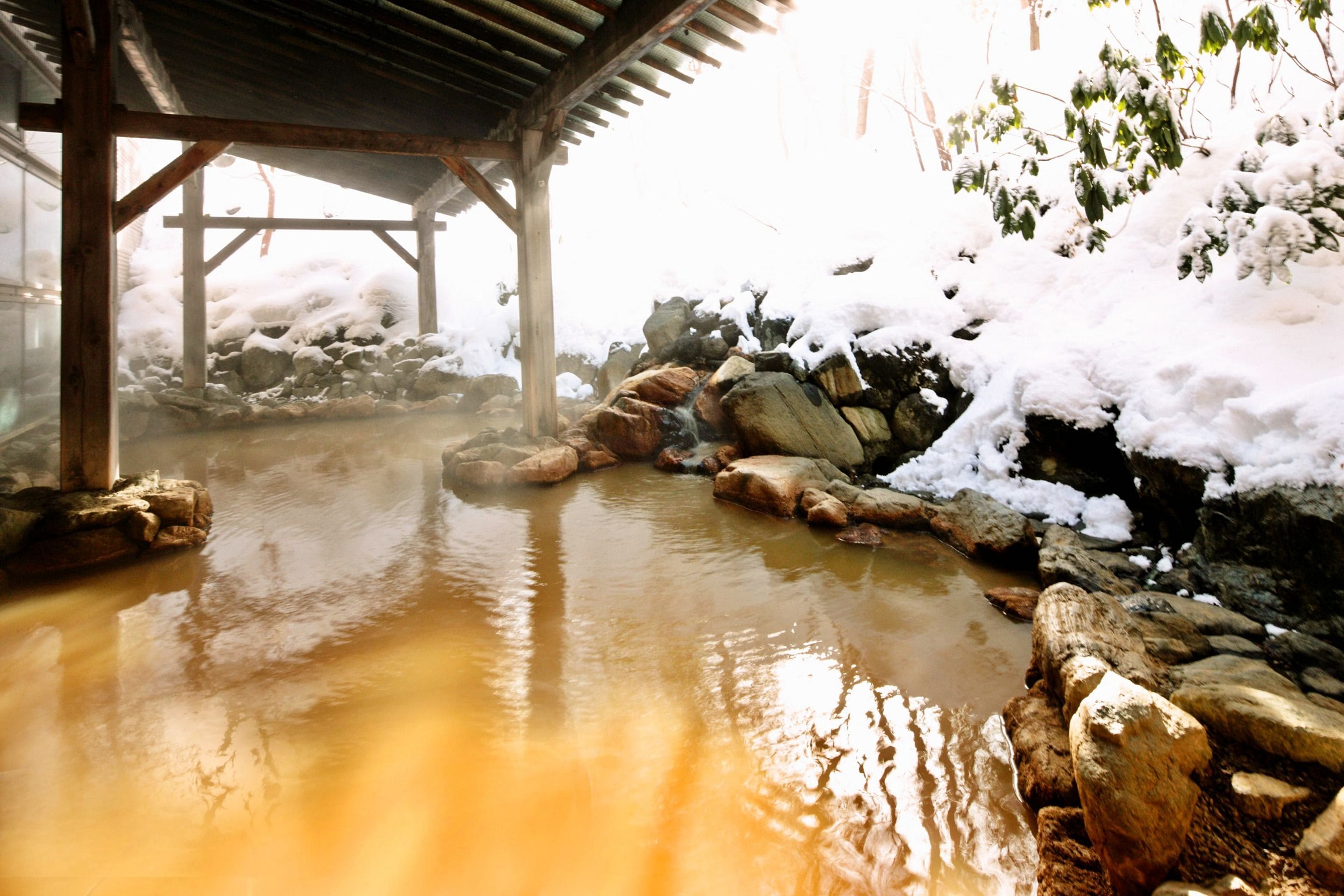 Un bain traditionnel en pierre, doté d’une structure de toit en bois.