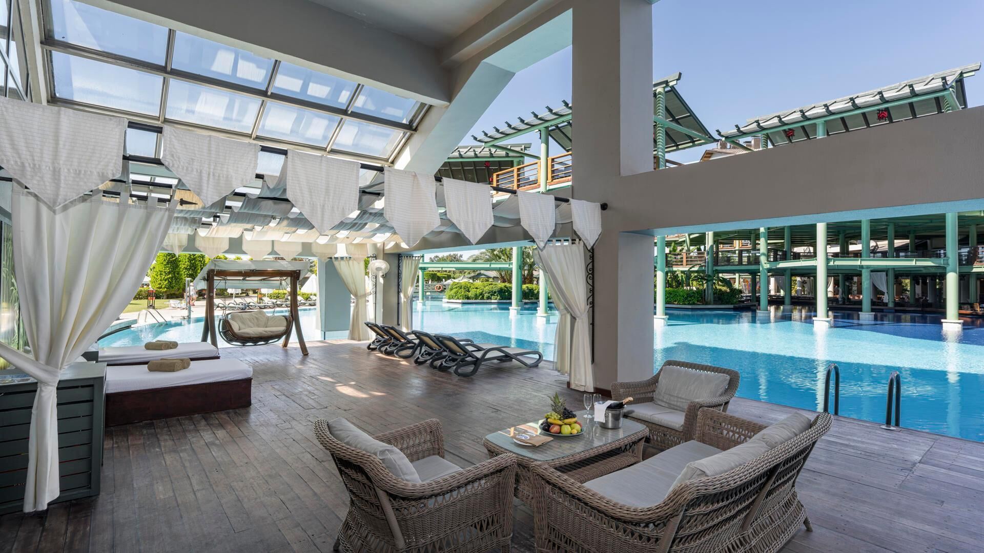 Piscina interna, 2 piscinas externas, barracas, guarda-sóis