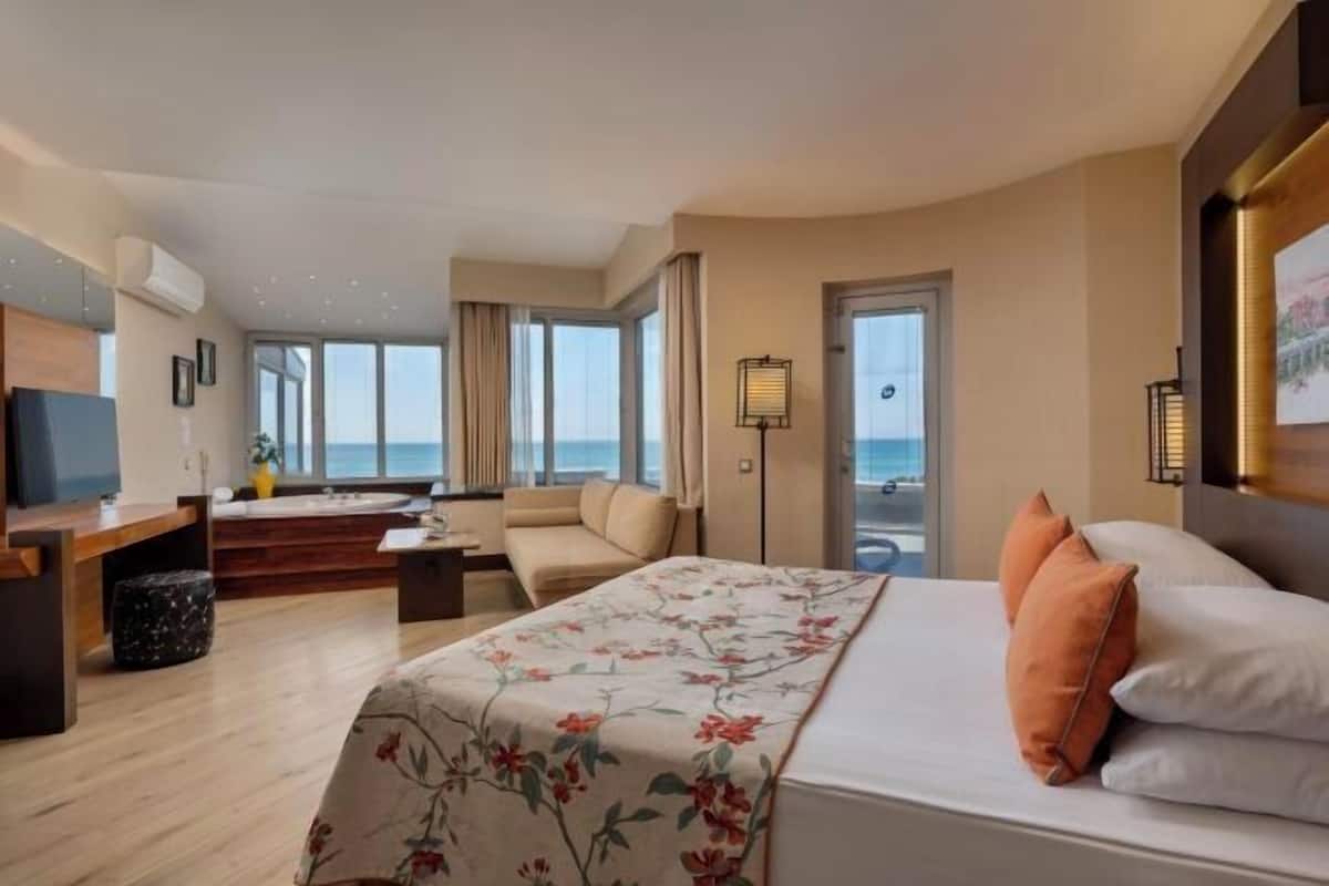 Egyptian cotton sheets, premium bedding, down duvets, free minibar