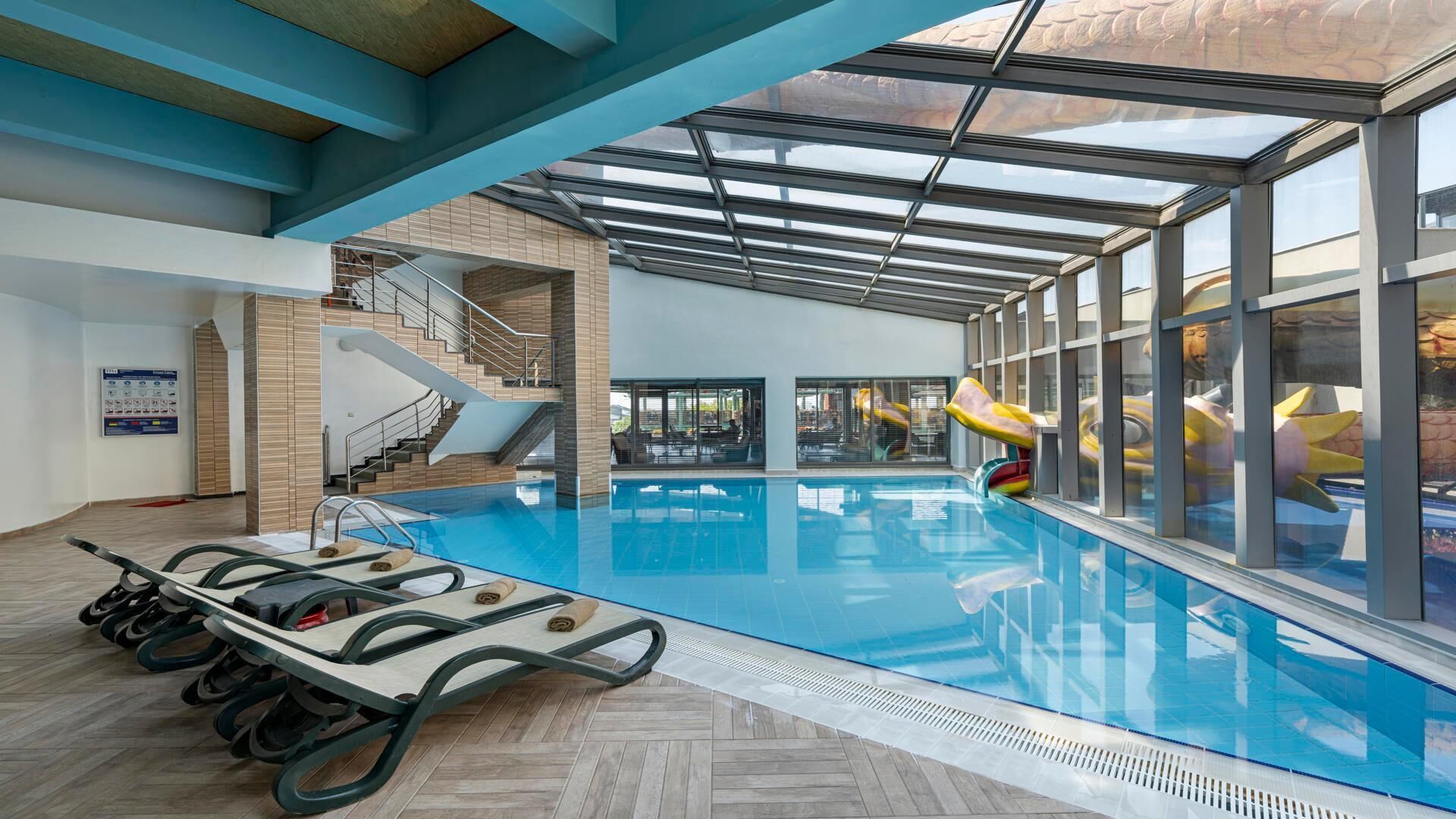 Innenpool, 2 Außenpools, Cabañas (gegen Gebühr), Sonnenschirme