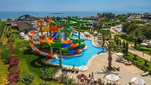 Piscine couverte, 2 piscines extérieures, tentes de plage