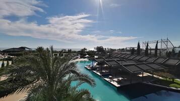 Hồ bơi trong nhà, 2 hồ bơi ngoài trời, lều (phụ phí)