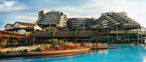 Piscine couverte, 2 piscines extérieures, tentes de plage