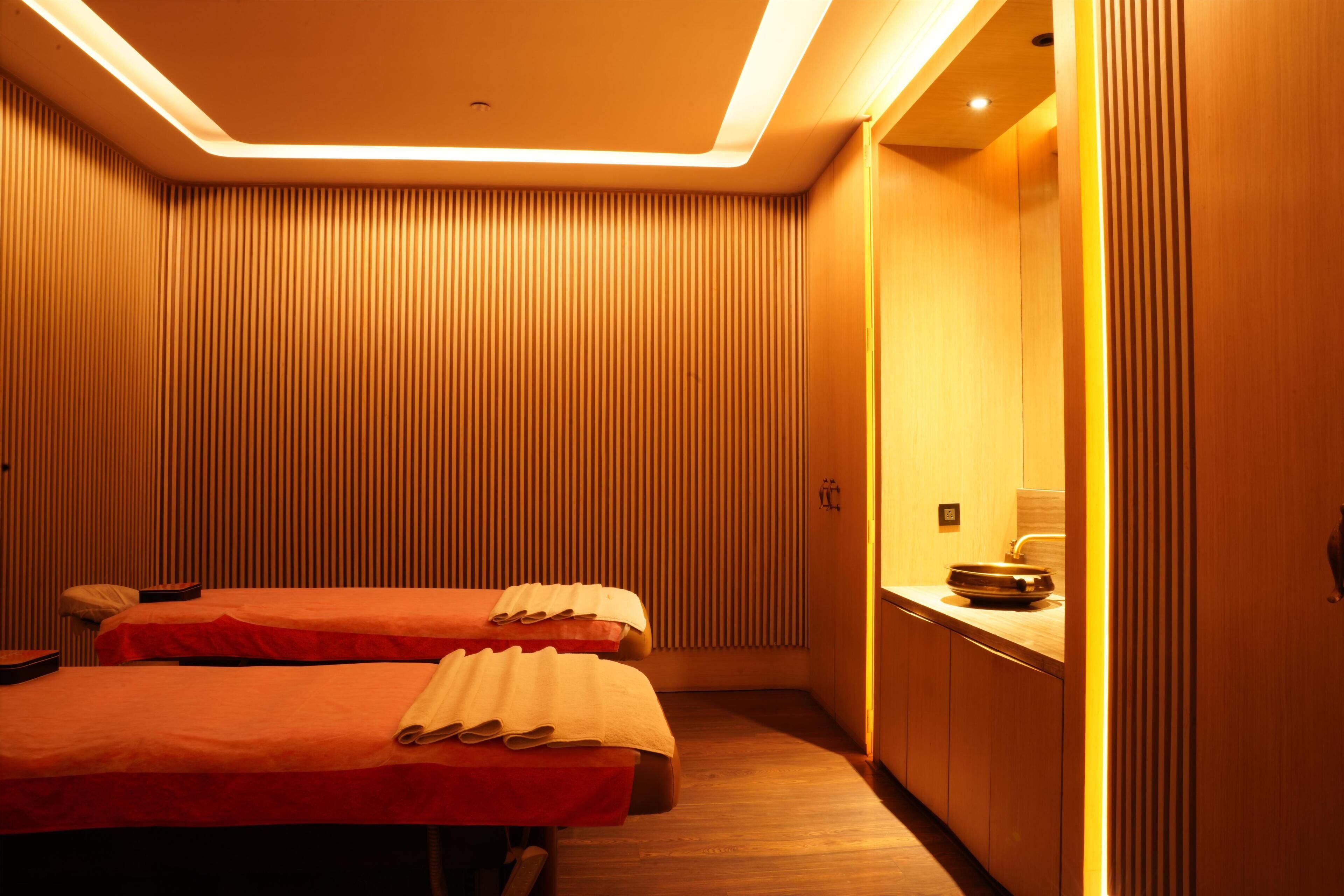 Couples treatment room(s), sauna, hot tub, steam room