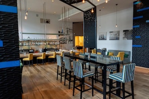 Bar (on property) - Radisson Blu Plaza Hotel Hyderabad Banjara Hills (Hyderabad)