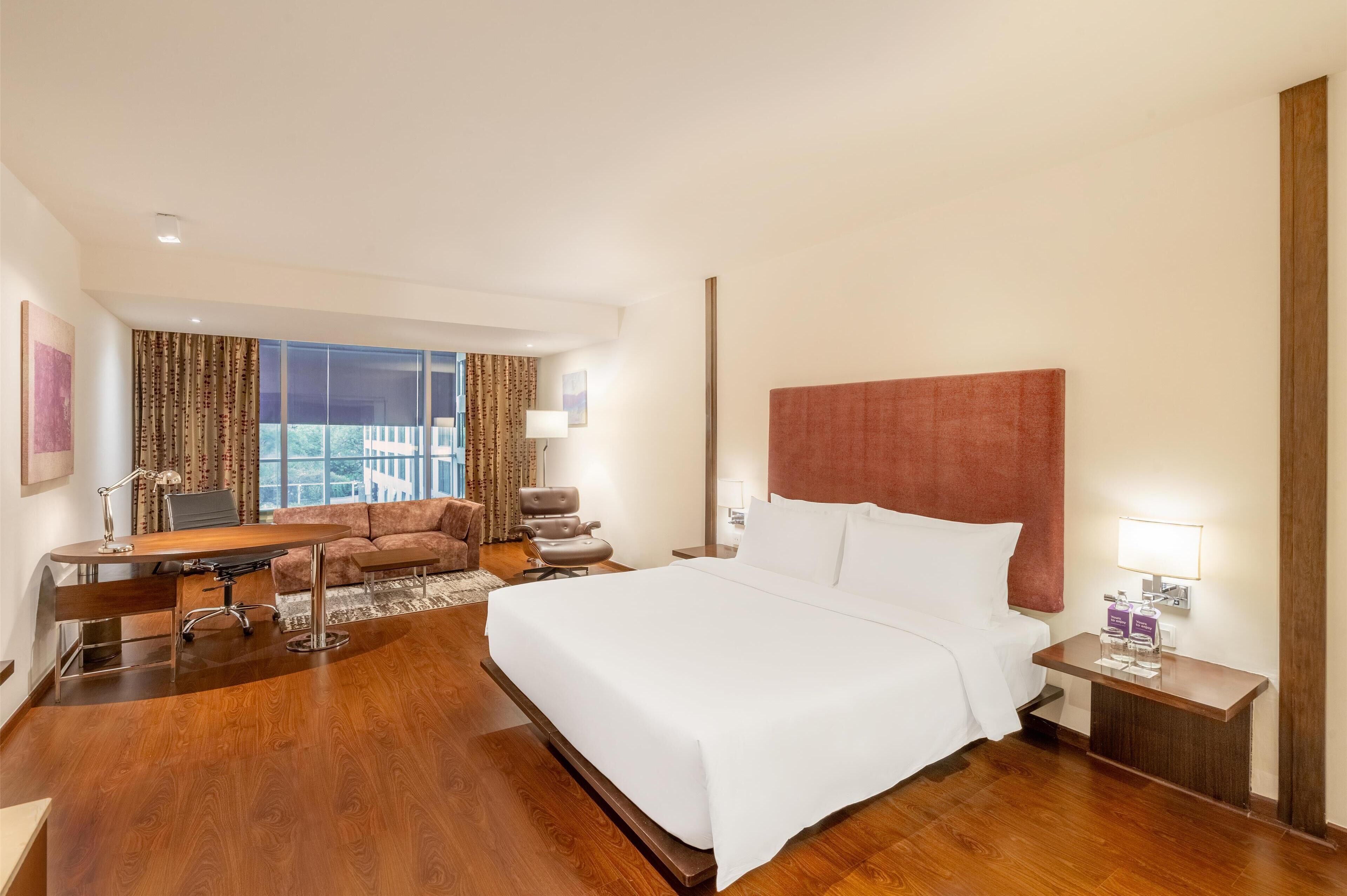 Nệm cao su hoạt tính (memory foam), két bảo mật tại phòng 