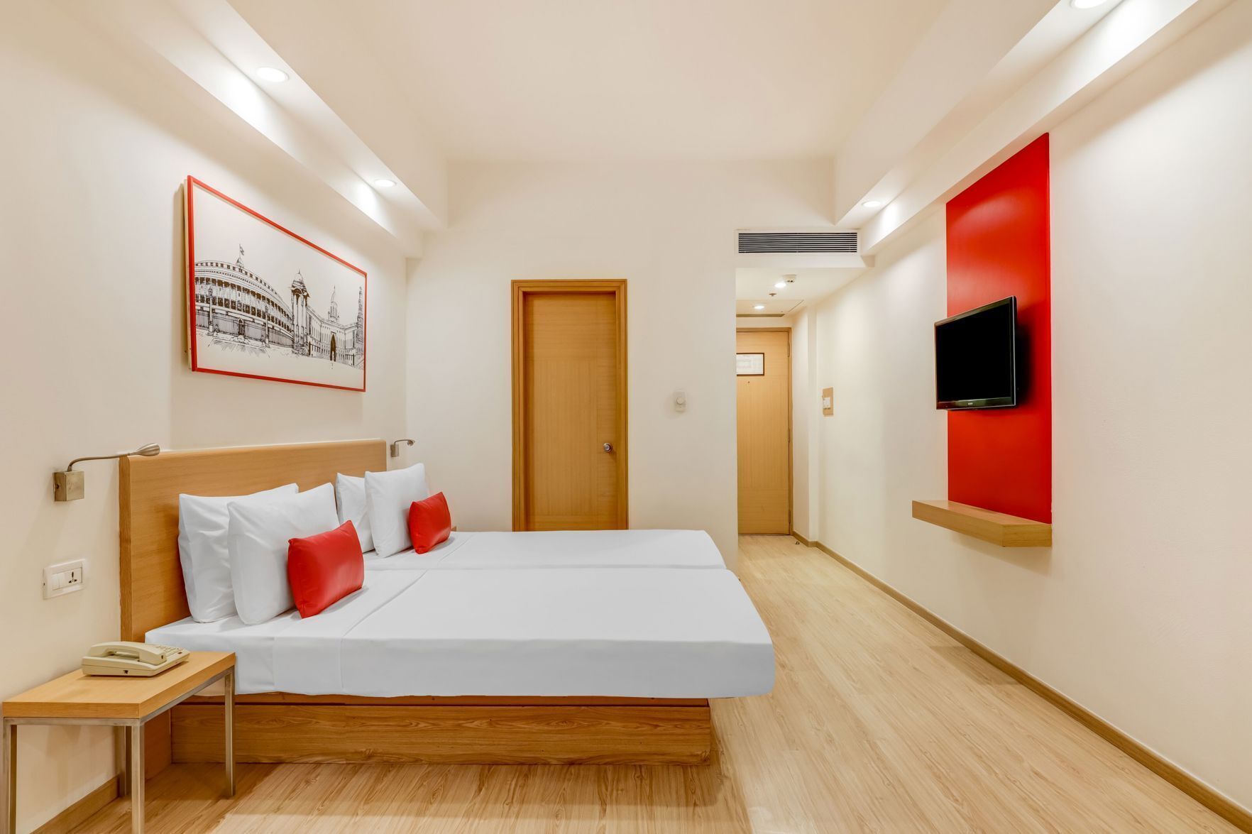 Ropa de cama de alta calidad y caja de seguridad en la habitación 