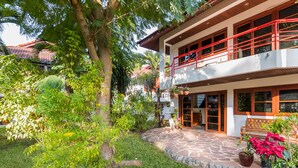 Pool Villa 3 Rooms, Queen Size Beds, DBL 6 | 露台/庭院