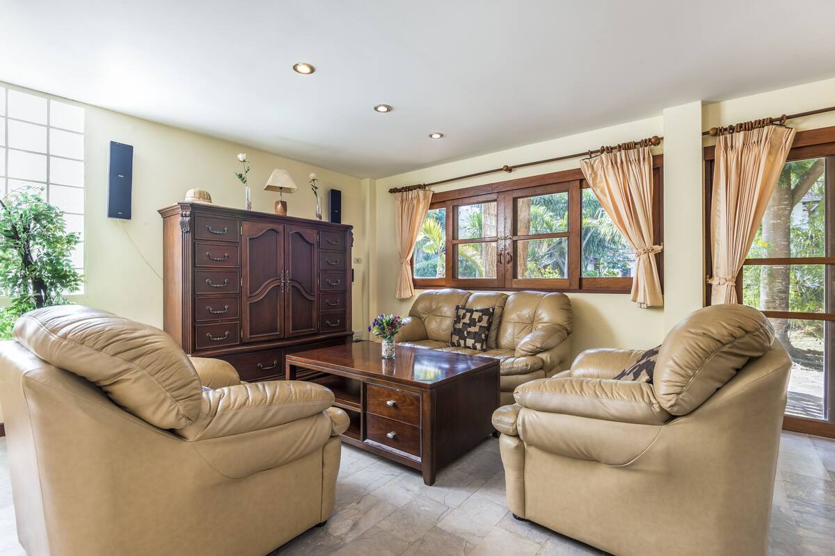 Pool Villa 3 Rooms, Queen Size Beds, DBL 6 | Wohnbereich | 32-Zoll-Flachbildfernseher mit Satellitenempfang, Fernseher