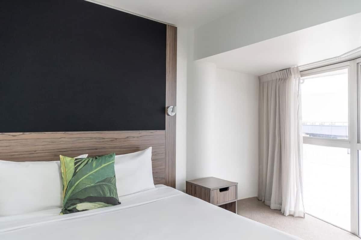 Apartment, 1 Double Bed, Harbor View | Desk, laptop workspace, iron/ironing board, travel crib
