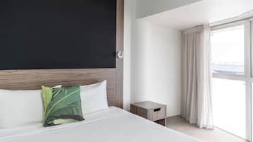 Apartamento, 1 cama de casal, vista para o porto | Escrivaninha, espaço de trabalho para notebook