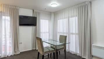 Televisión de pantalla plana de 32 pulgadas con canales por cable