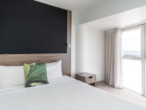 Apartment, 1 Double Bed, Harbour View | Desk, laptop workspace, iron/ironing board, travel cot