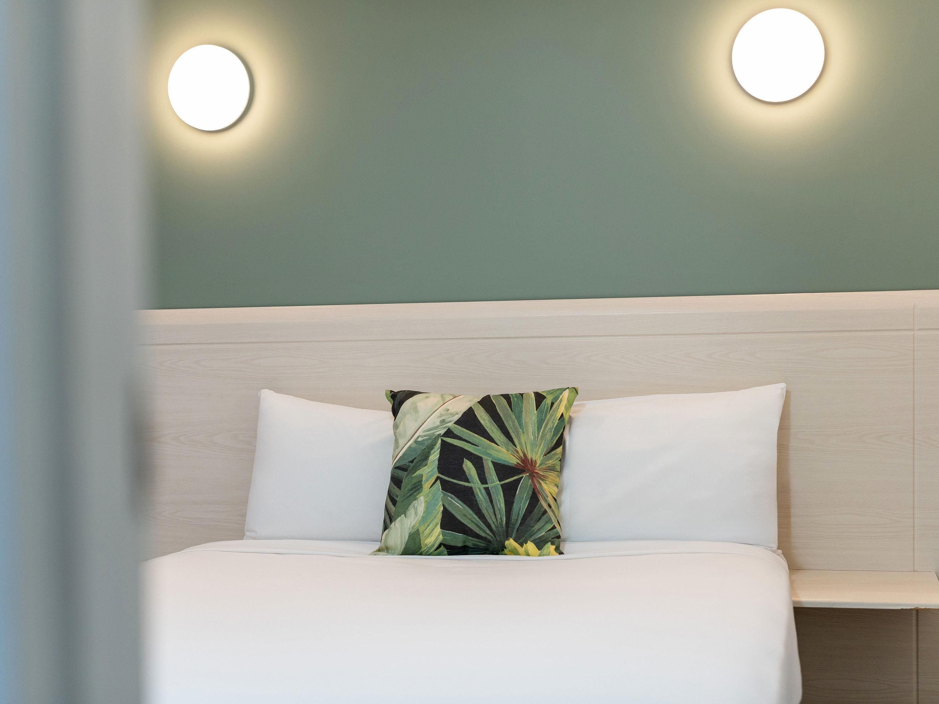 Escritorio y espacio para trabajar con laptop 