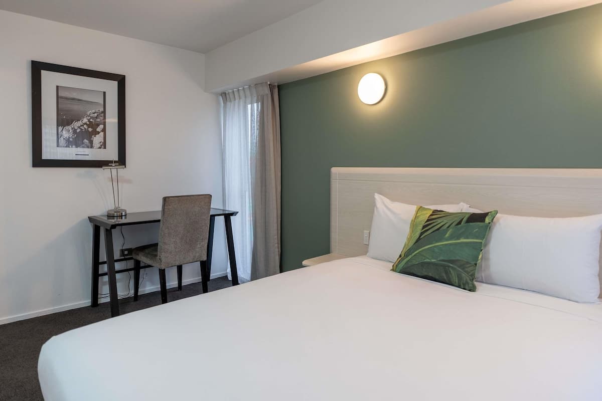 Studio, 1 Double Bed | Desk, laptop workspace, iron/ironing board, travel crib