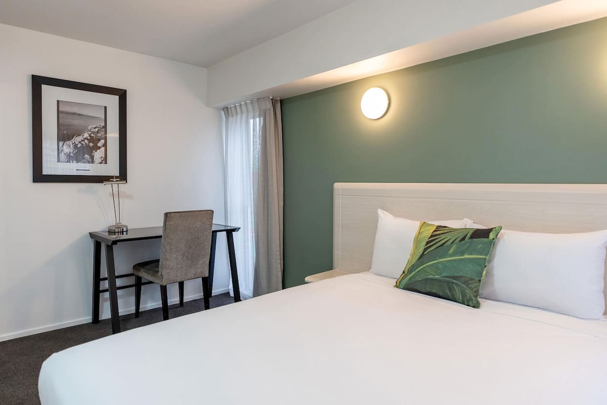 Studio, 1 Double Bed | Desk, laptop workspace, iron/ironing board, travel cot