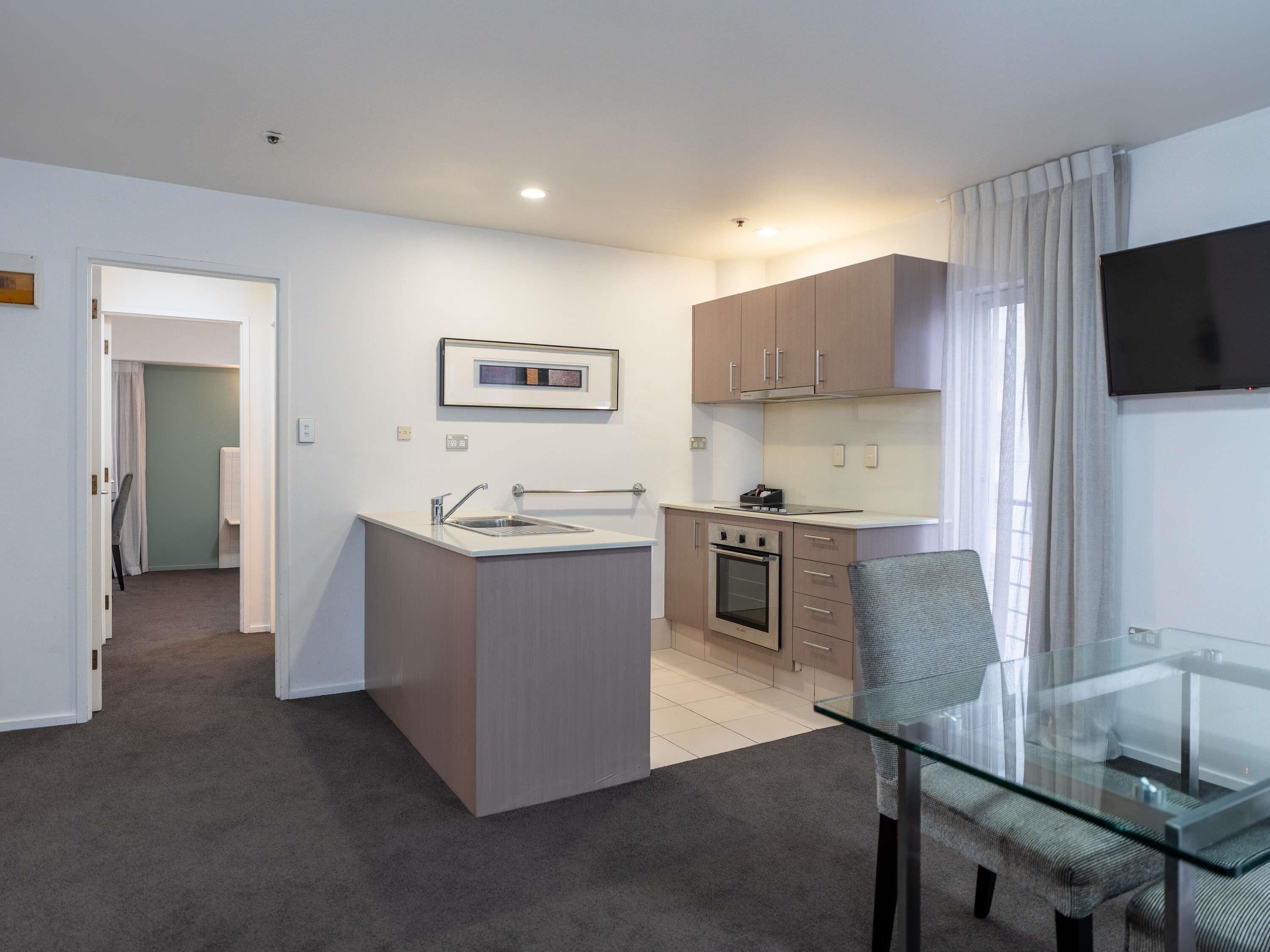 Escritorio y espacio para trabajar con laptop 