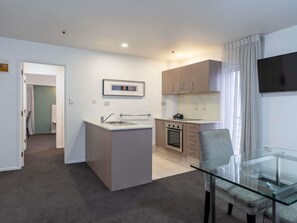 Schreibtisch, laptopgeeigneter Arbeitsplatz, Bügeleisen/Bügelbrett