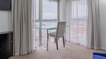 Appartement, 1 grand lit, vue port | Bureau, espace de travail pour ordinateur portable
