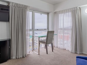 Departamento, 1 cama Queen size, vista al puerto | Escritorio y espacio para trabajar con laptop
