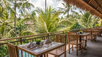 Se sirven desayunos y cocina indonesia, con vista a la piscina