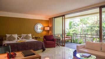 Minibar, in-room safe, desk, laptop workspace