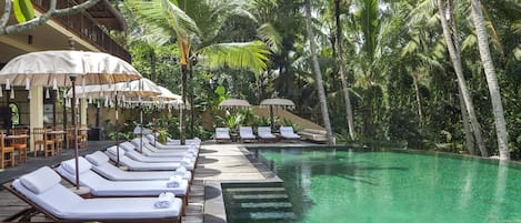 Piscine extérieure, parasols de plage, chaises longues