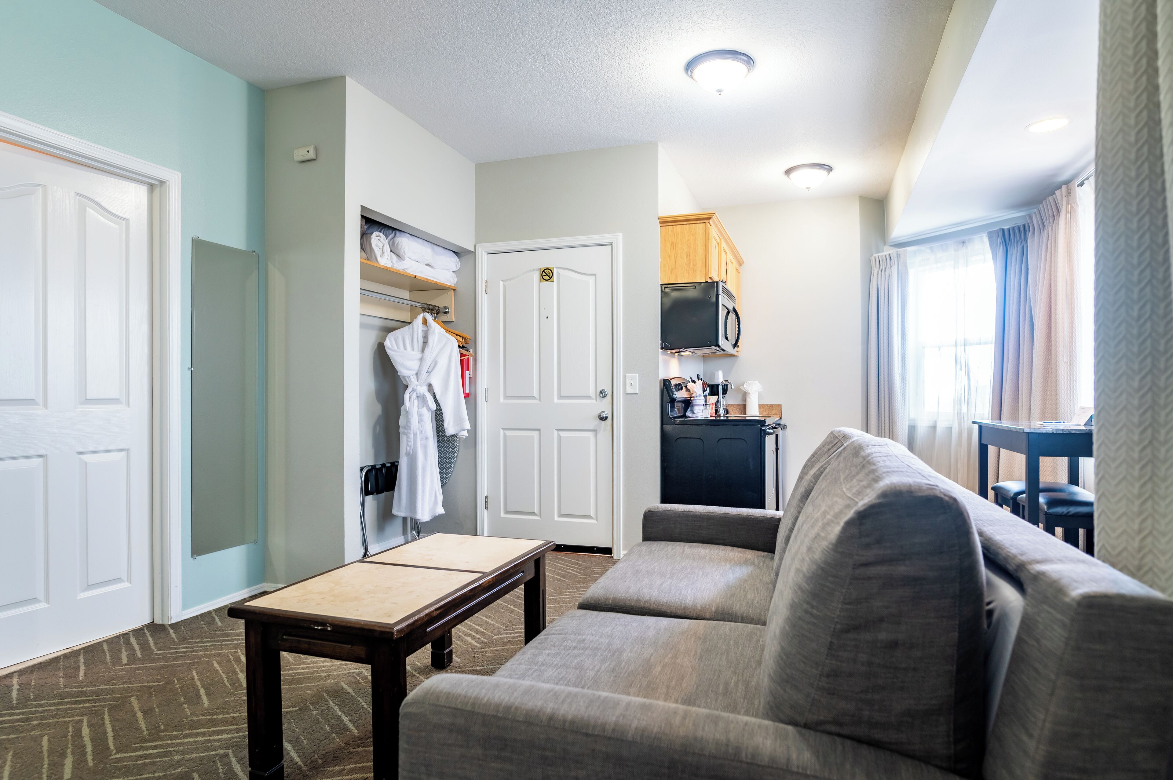 deluxe king spa room- no view | living area | flat-screen tv, fireplace, dvd player