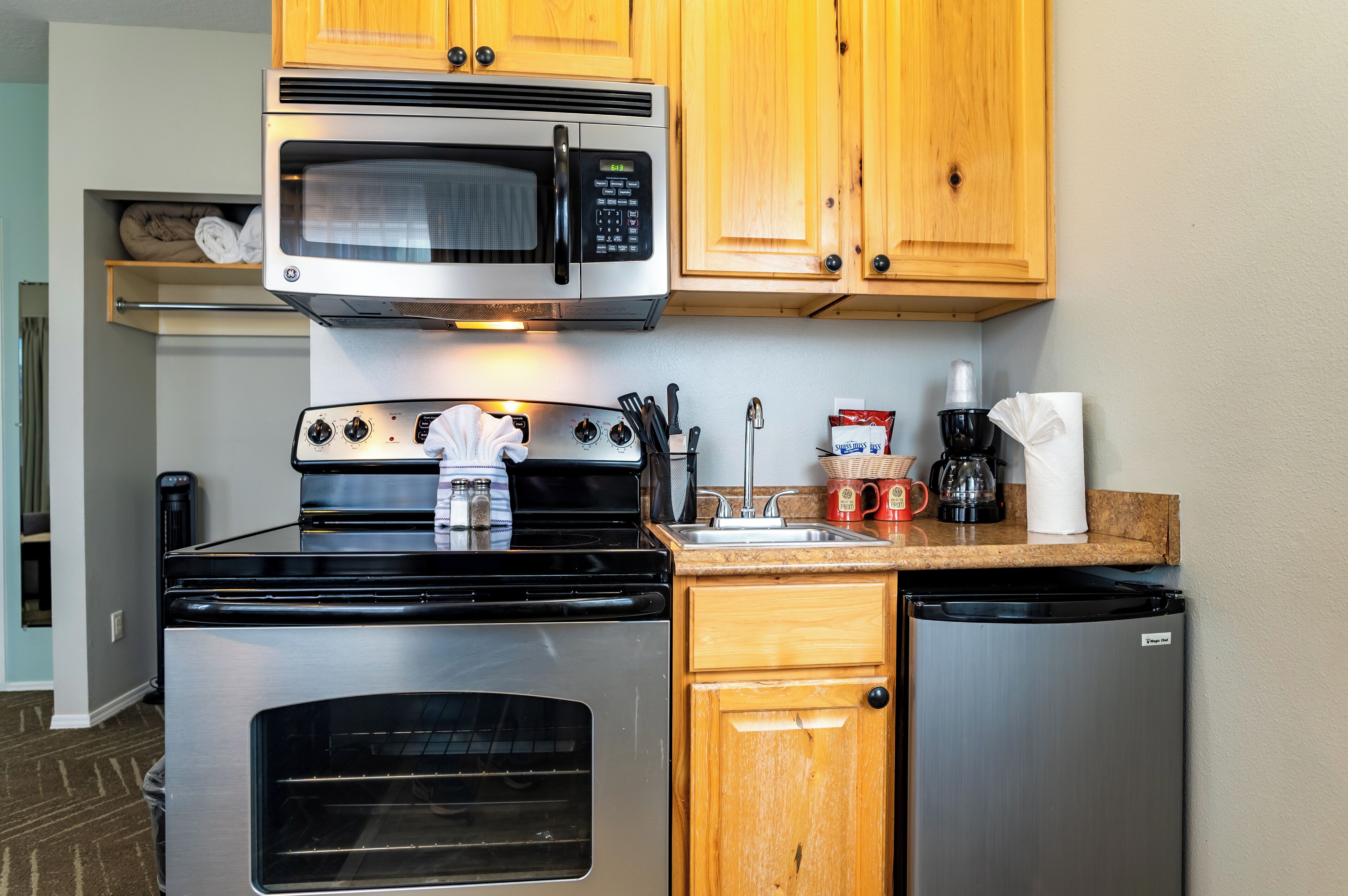 deluxe king spa room- no view | private kitchen | mini-fridge, microwave, coffee/tea maker, cookware/dishes/utensils