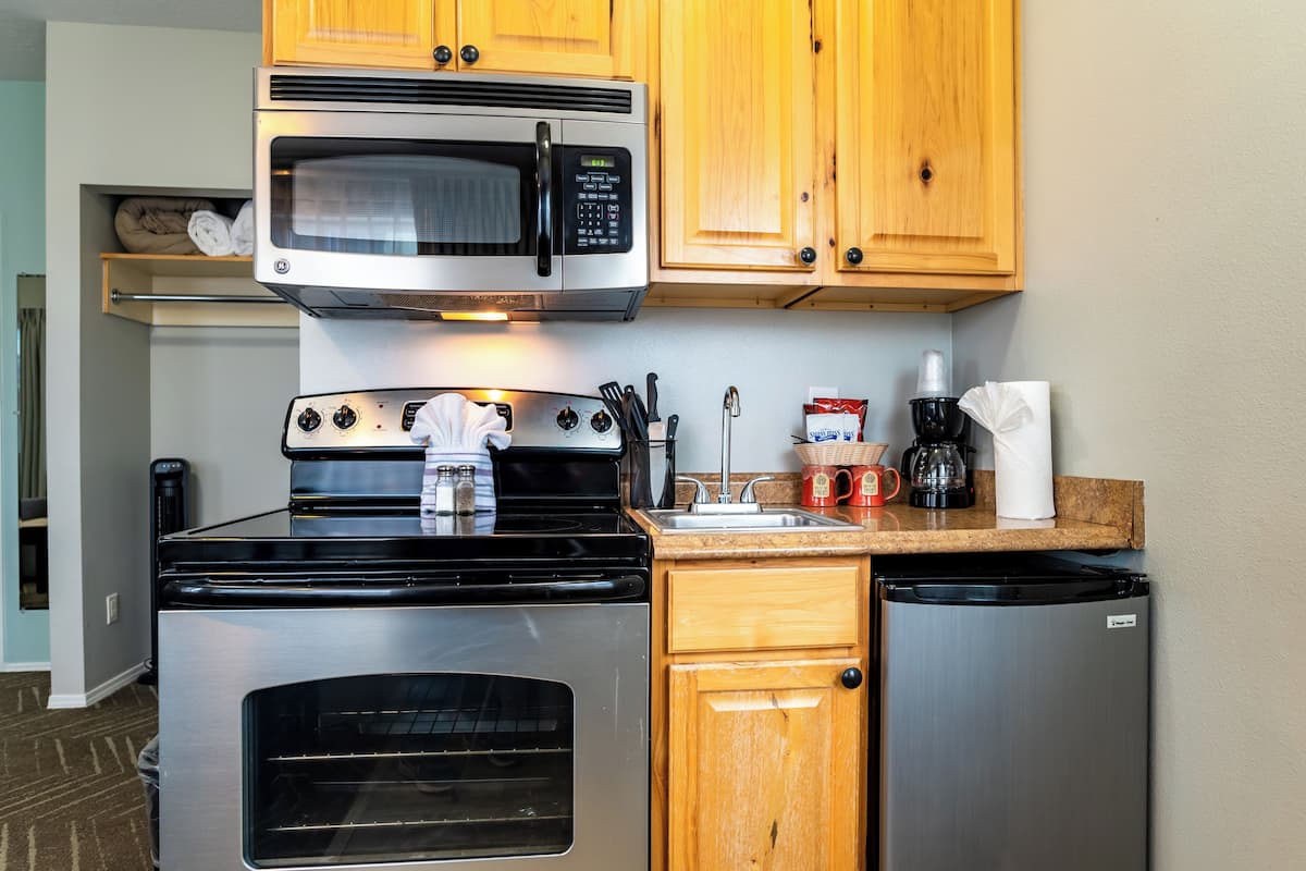 deluxe king spa room- no view | private kitchen | mini-fridge, microwave, coffee/tea maker, cookware/dishes/utensils