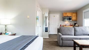 Habitación, 1 cama de matrimonio grande con sofá cama, bañera de hidromasaje | 1 dormitorio, colchones viscoelásticos, decoración individual