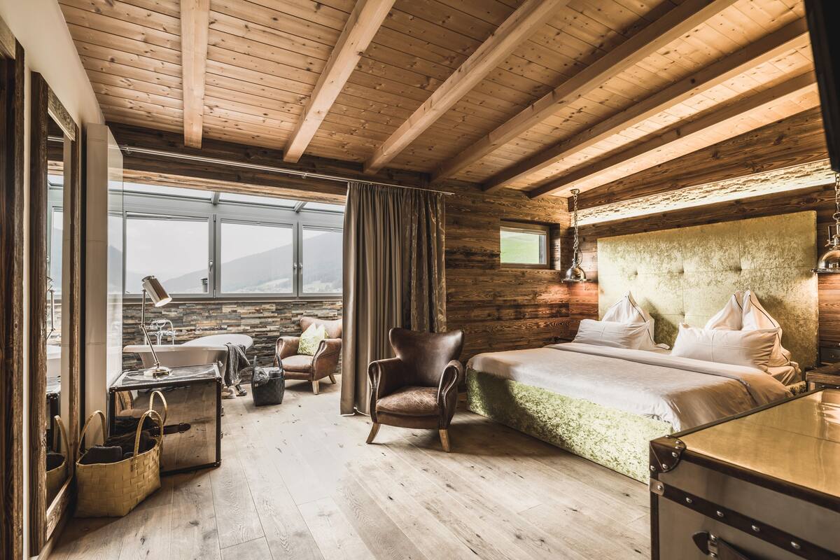 Design studio suite | Luxe beddengoed, bedden met traagschuimmatras, een minibar