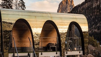 Couples treatment rooms, sauna, hot tub, steam room, Turkish bath