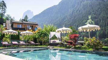 Piscina coperta, piscina all'aperto, ombrelloni da piscina, lettini