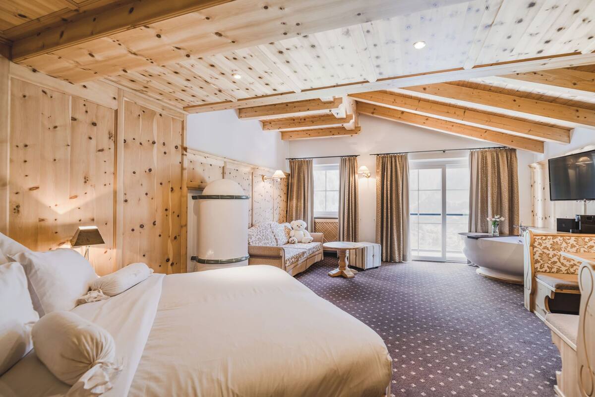 Junior studio suite | Luxe beddengoed, bedden met traagschuimmatras, een minibar