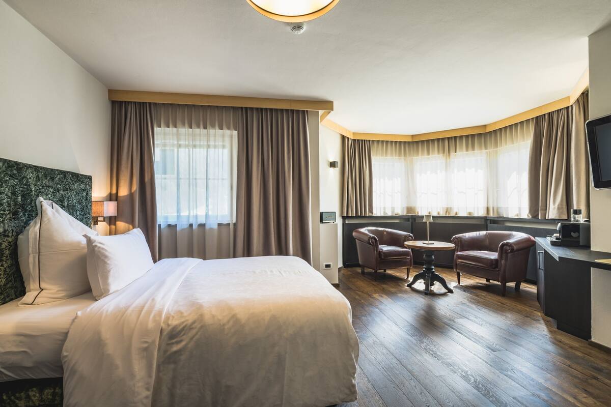 Elite eenpersoonskamer | Luxe beddengoed, bedden met traagschuimmatras, een minibar