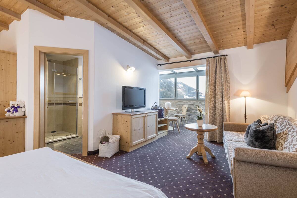 Comfort tweepersoonskamer | Luxe beddengoed, bedden met traagschuimmatras, een minibar