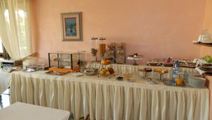 A buffet table with various food items and a coffee machine. - Hotel Le Palme (Gioia Tauro)