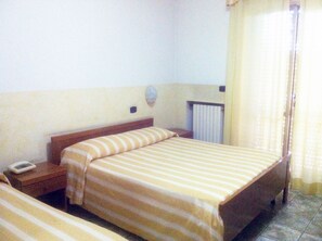 标准三人房 | 高档床上用品、迷你吧、办公桌、折叠床/加床（额外收费）