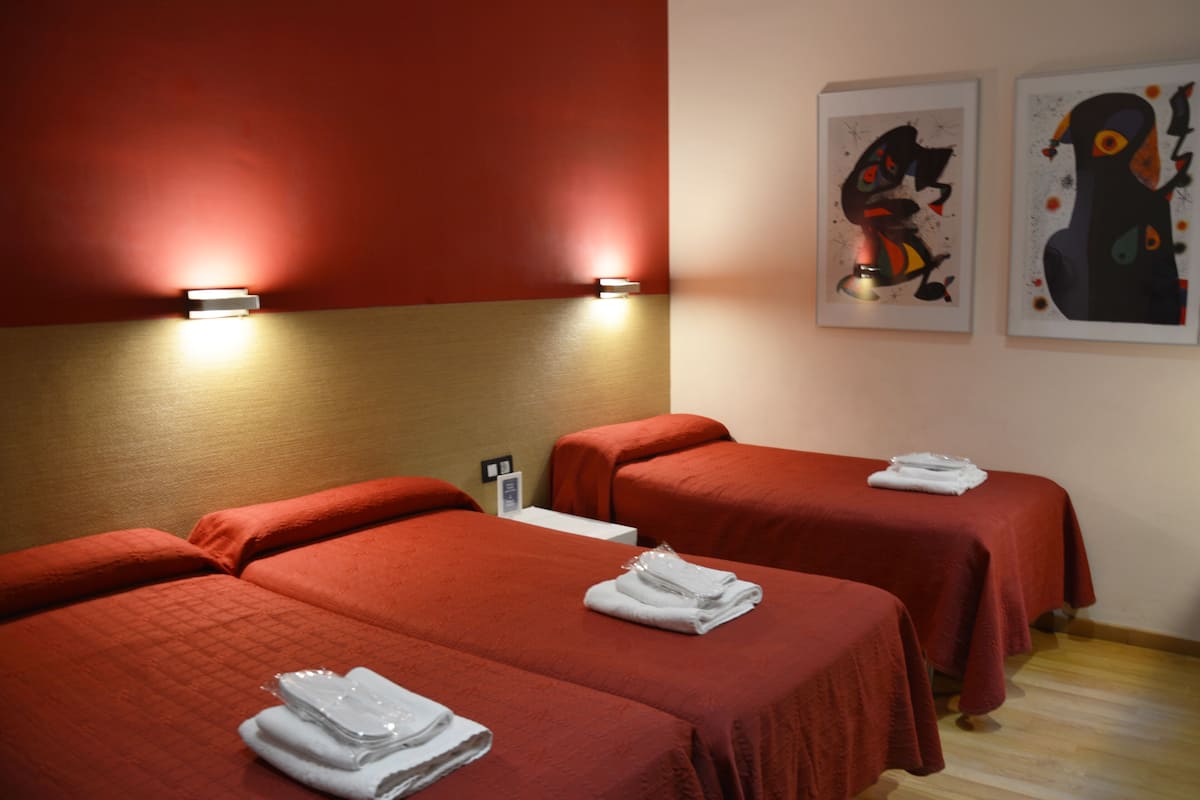 Standard Triple Room | In-room safe, cribs (surcharge), WiFi (free), bed sheets