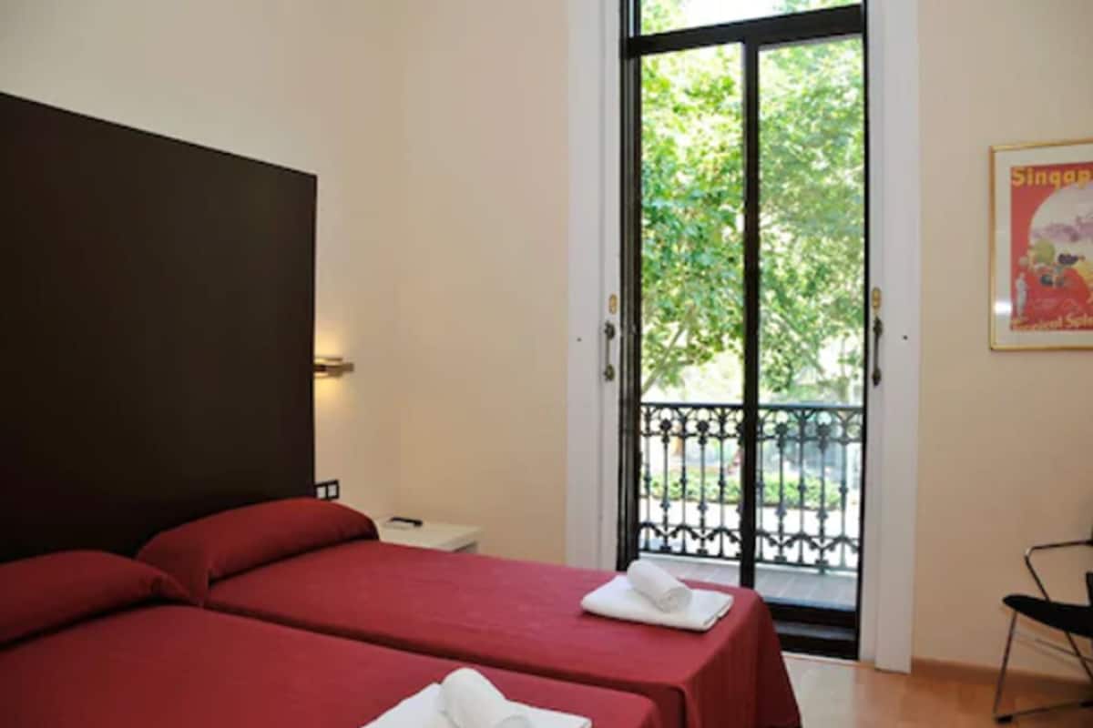 In-room safe, cribs (surcharge), WiFi (free), bed sheets