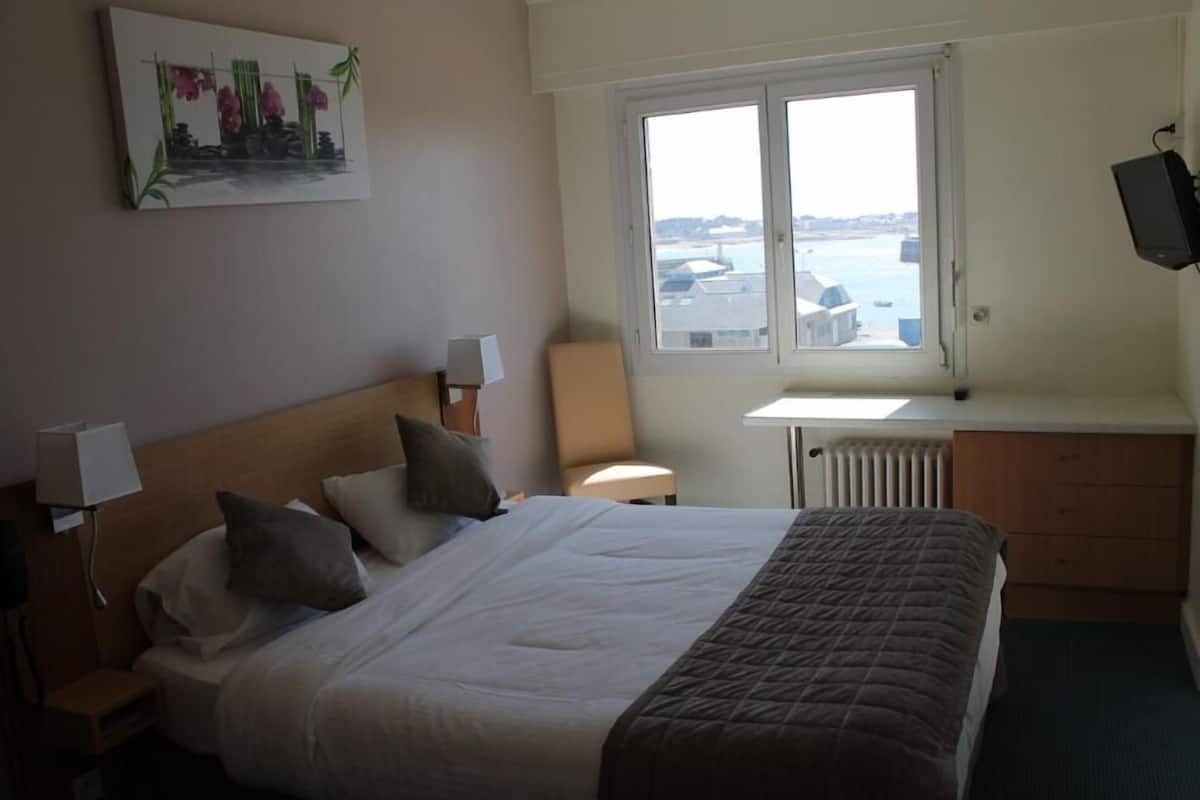 Quarto casal, vista para a piscina | Escrivaninha, ferros/tábuas de passar roupa, berços (sobretaxa)