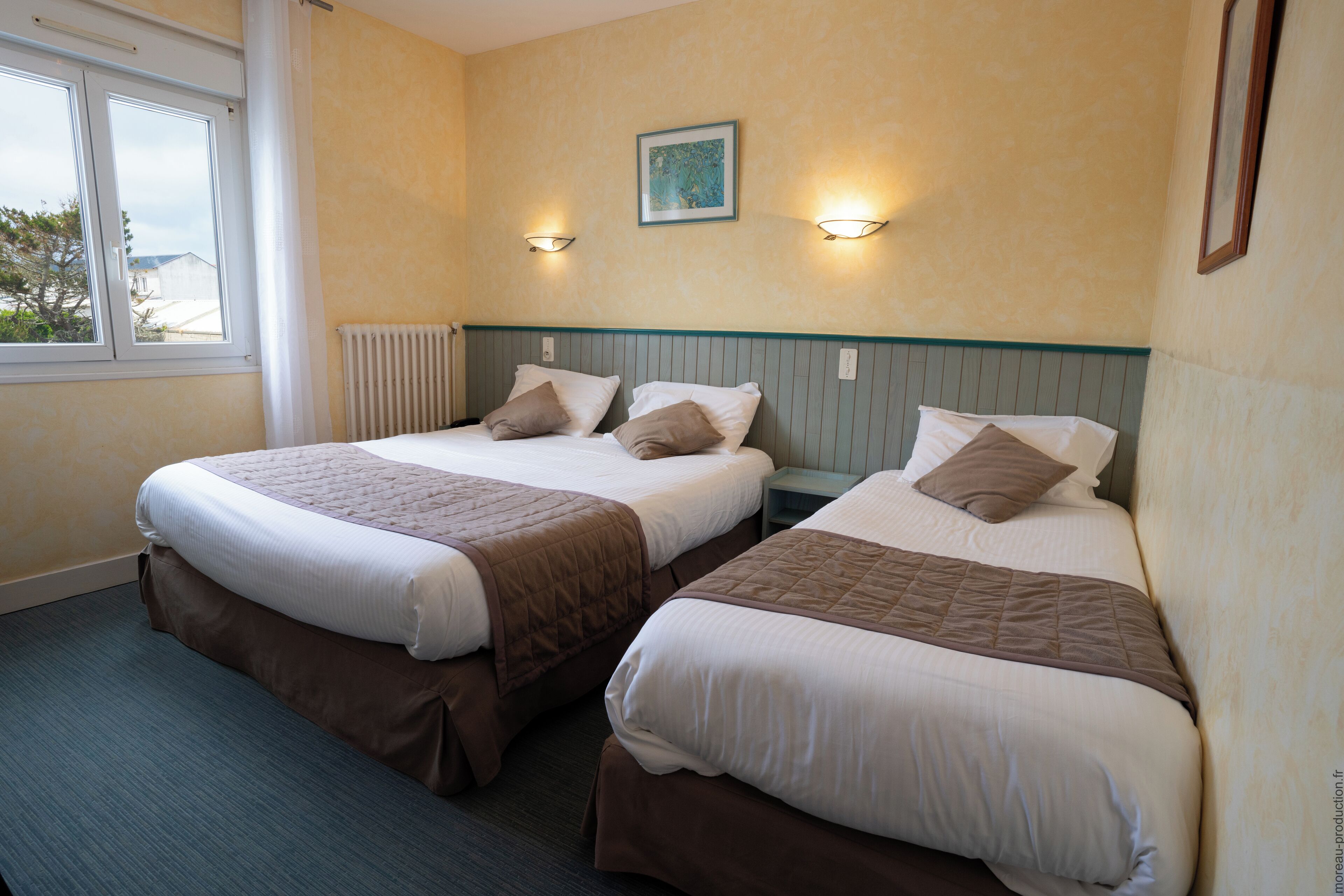 Chambre Triple, vue cour intérieure | Bureau, espace de travail pour ordinateur portable