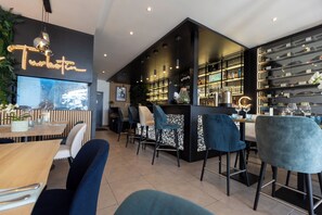 Aperto a colazione, pranzo e cena, cucina francese 