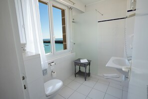 Standard Double Room, Ocean View | Bathroom | Hair dryer, towels - Hotel de la Mer (Quiberon)