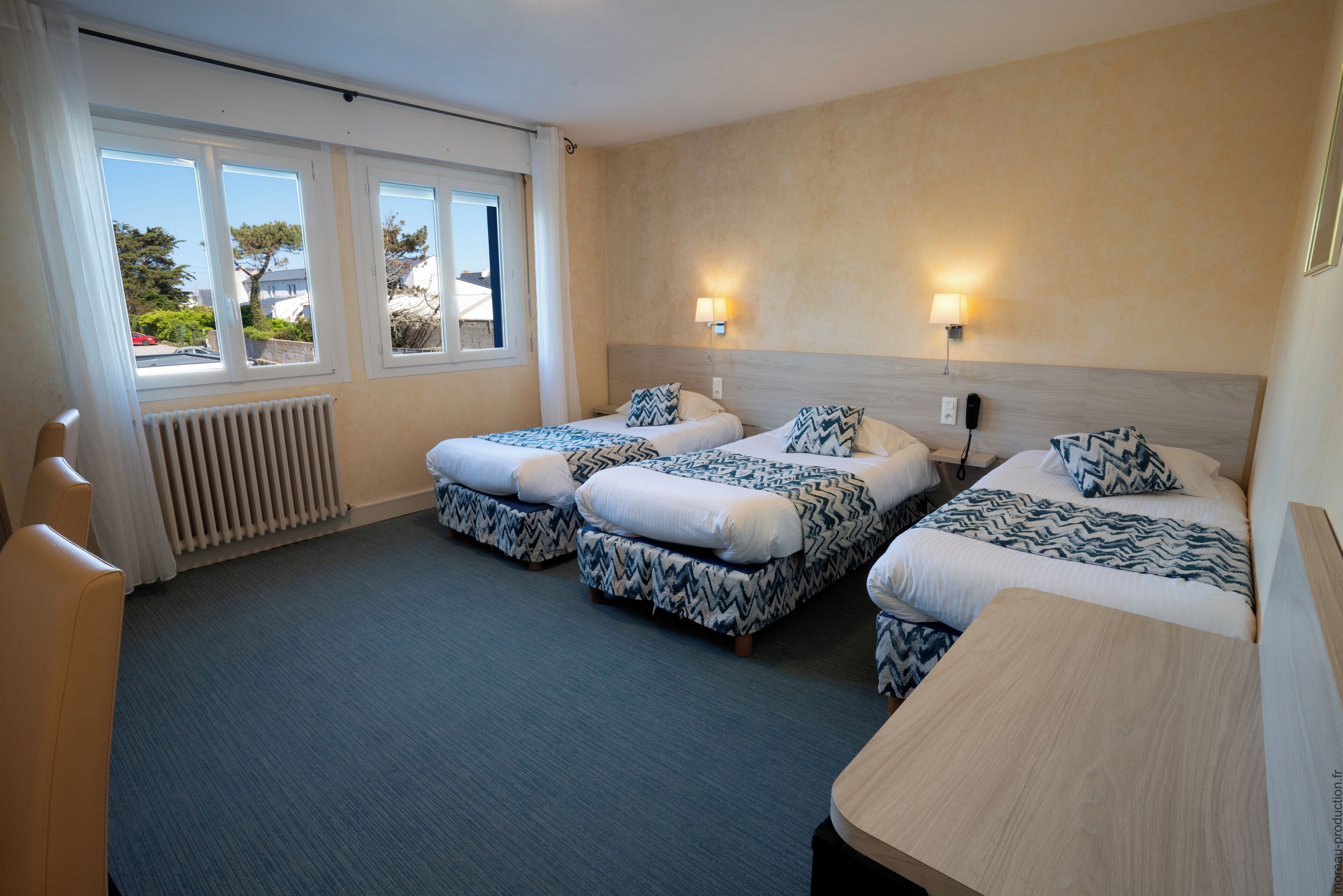 Chambre Triple, 3 lits une place, vue cour intérieure | Bureau, espace de travail pour ordinateur portable